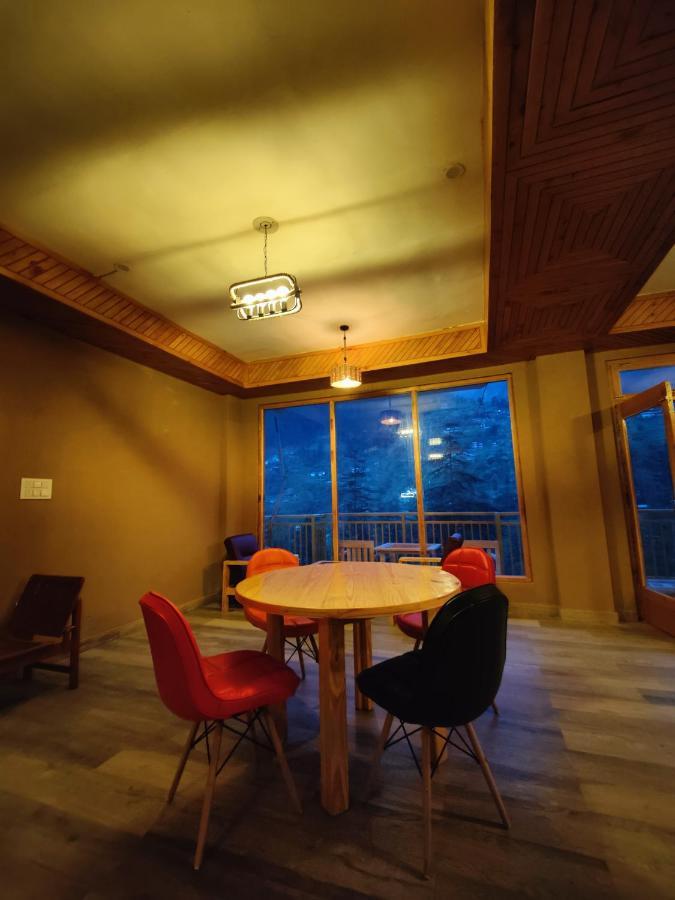 The Woodpecker Inn & Cafe, Jibhi Exterior foto